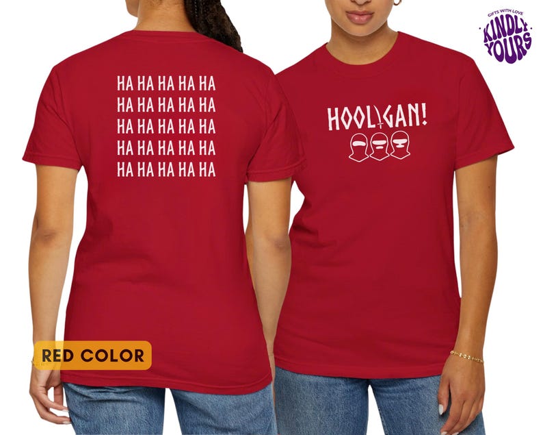 K&ouml;nnte beinhalten: Ein rotes Kurzarm-T-Shirt mit wei&szlig;em Text. Die Vorderseite zeigt das Wort HOOLIGAN! &uuml;ber drei stilisierten Gesichtsmasken. Die R&uuml;ckseite ist mit dem wiederholten Text HA HA HA HA HA in f&uuml;nf Zeilen bedruckt. Das T-Shirt ist von beiden Seiten zu sehen.