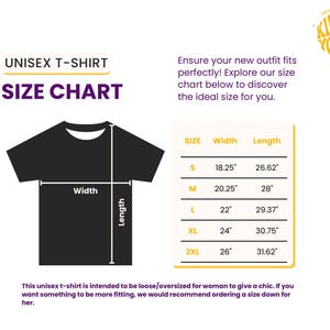 K&ouml;nnte beinhalten: Eine Unisex-T-Shirt-Gr&ouml;&szlig;entabelle mit der Silhouette eines schwarzen T-Shirts und Linien f&uuml;r Breite und L&auml;nge. Eine Tabelle listet die Gr&ouml;&szlig;en S bis 2XL mit den entsprechenden Ma&szlig;en in Zoll auf. Der Text lautet UNISEX T-SHIRT SIZE CHART.