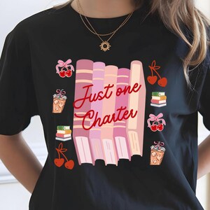 Bara ett kapitel T-shirt | Staplade böcker, körsbär, kaffeillustration Comfort Colors® T-shirt