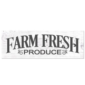 以下が含まれることがあります： 装飾的な飾りで「FARM FRESH PRODUCE」と書かれた黒い文字の白い木製の看板です