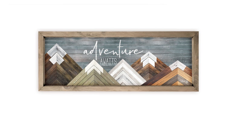 Enseigne murale de ferme en bois rustique Adventure Awaits Framed With Text