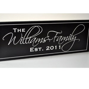 Panneau de nom de famille en bois sculpté personnalisé avec date d'établissement image 1