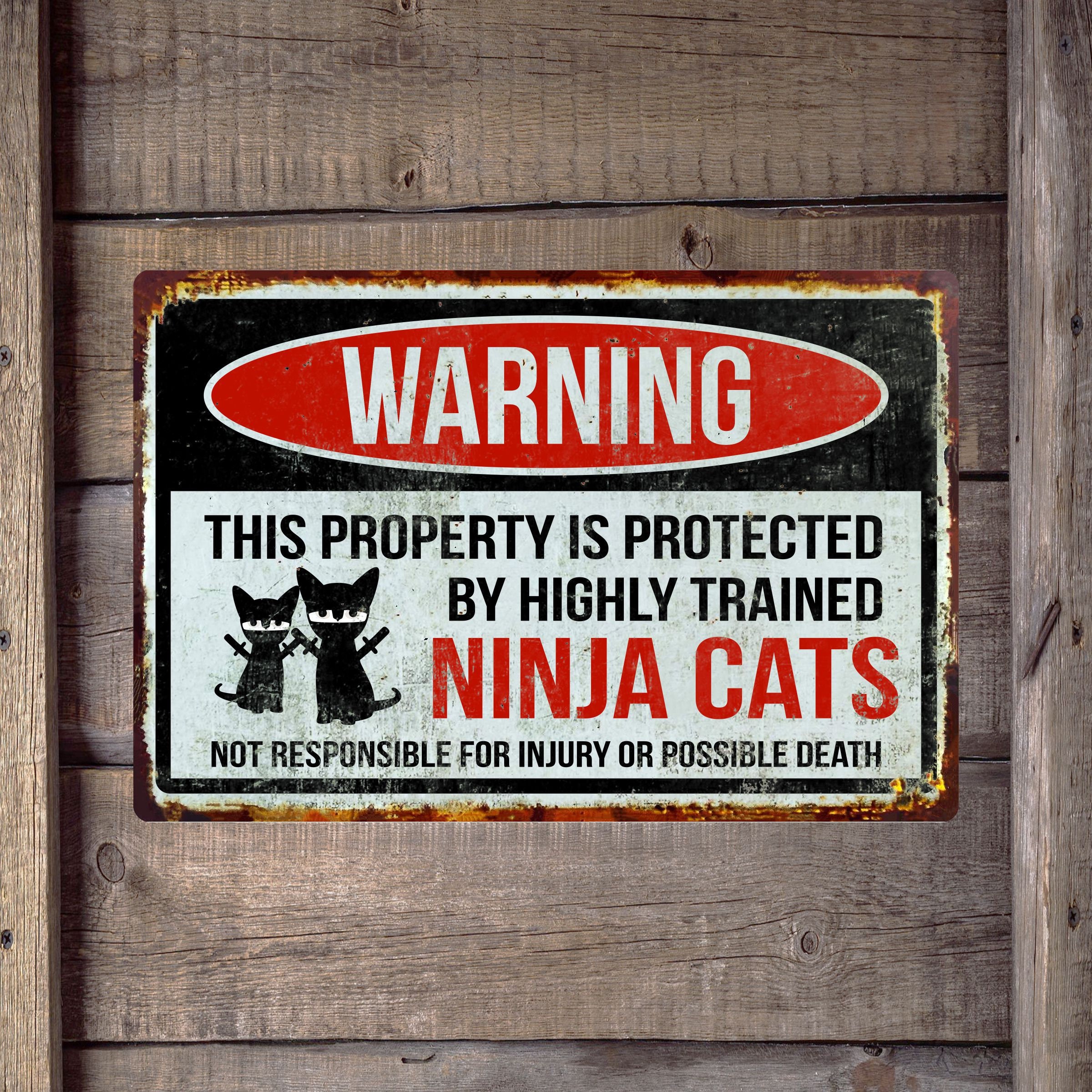 Blechschild 'This Property Is Protected By A Highly Trained Ninja Cat' – 20x30 Cm, Witzige Wanddekoration