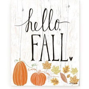 Puede incluir: Un letrero de madera blanca con el texto "hello, fall" en letras negras. El letrero est&aacute; decorado con calabazas naranjas y hojas de oto&ntilde;o.