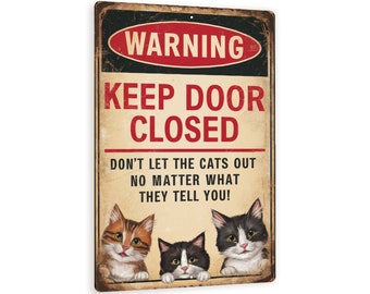 Może przedstawiać: Metalowy znak w stylu vintage z ostrzeżeniem: "WARNING KEEP DOOR CLOSED DON'T LET THE CATS OUT NO MATTER WHAT THEY TELL YOU!" Znak zawiera czerwony znak ostrzegawczy z czarnym tekstem i trzy kreskówkowe koty o różnych kolorach futra.