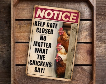 Vintage-Style "Keep Gate Closed No Matter What The Chickens Say" Notice Sign - Humorous Rustic Wall Decor With Chickens Peeking