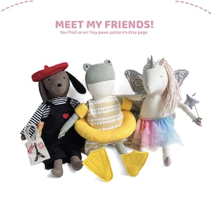K&ouml;nnte beinhalten: Drei handgefertigte Pl&uuml;schtiere: ein Hund mit Baskenm&uuml;tze und Latzhose, ein Frosch mit gelber Schwimmweste und ein Einhorn mit Fl&uuml;geln und Tutu. Der Text "MEET MY FRIENDS!" steht oben. Die Etsy-Seite wird erw&auml;hnt.