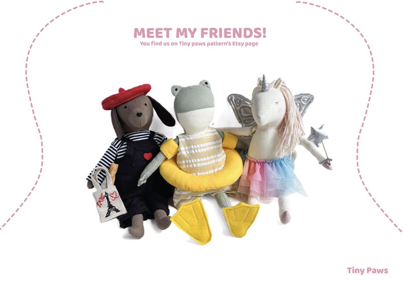 K&ouml;nnte beinhalten: Drei handgefertigte Pl&uuml;schtiere: ein Hund mit Baskenm&uuml;tze und Latzhose, ein Frosch mit gelber Schwimmweste und ein Einhorn mit Fl&uuml;geln und Tutu. Der Text "MEET MY FRIENDS!" steht oben. Die Etsy-Seite wird erw&auml;hnt.
