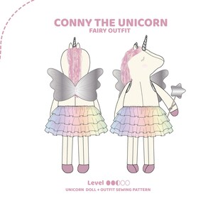 K&ouml;nnte beinhalten: Illustration einer Einhorn-Puppe namens Conny, die ein Feen-Outfit tr&auml;gt. Die Puppe hat eine rosa M&auml;hne, silberne Fl&uuml;gel und einen regenbogenfarbenen Tutu. Sie h&auml;lt einen sternf&ouml;rmigen Zauberstab. Der Text "Conny the Unicorn Fairy Outfit" steht oben.