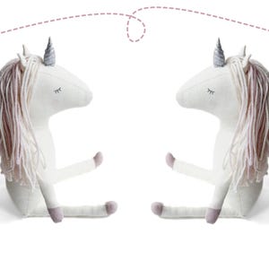 Modello di cucito unicorno in formato PDF. Bambola di stoffa a forma di animale / Peluche / CONNY THE UNICORN - di Tinypawspattern. Incl. istruzioni. Scarica.