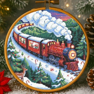 Puede incluir: Un bordado de punto de cruz en un aro de madera representa una escena navideña. Un tren rojo recorre un paisaje nevado con árboles de hoja perenne. Las ventanas del tren muestran decoraciones festivas y un ciervo está cerca.