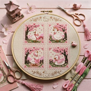 Può includere: Un telaio da ricamo a punto croce con quattro quadrati con illustrazioni di anatre in un ambiente di fiori di ciliegio. Il design include filo rosa e verde, un telaio di legno ed elementi decorativi come forbici e una pagoda in miniatura.
