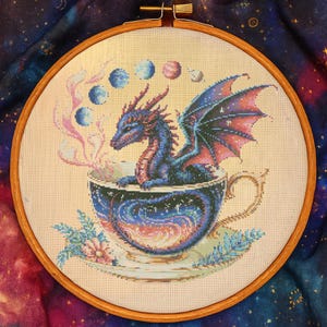 Patrón de punto de cruz de dragón de té galáctico, bordado de dragón floral celestial, dragón de galaxia de fantasía, punto de cruz mágico PDF para amantes de la fantasía