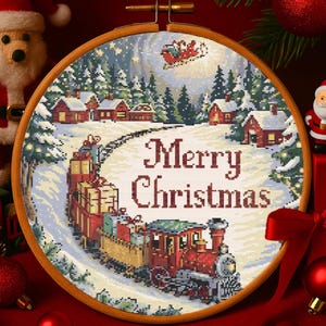 Puede incluir: Un bordado de punto de cruz en un aro de madera presenta una escena navideña invernal. Un tren rojo y amarillo transporta regalos a través de un paisaje nevado con casas y árboles. El texto "Merry Christmas" se muestra en el centro, con el trineo de Papá Noel en el cielo.
