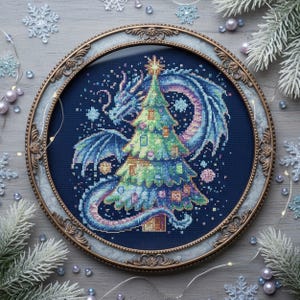 Puede incluir: Arte de punto de cruz con un árbol de Navidad y un dragón, enmarcado en un marco redondo y ornamentado. El árbol está decorado con adornos coloridos, y el dragón tiene escamas azules y moradas. El fondo es azul oscuro, con copos de nieve.