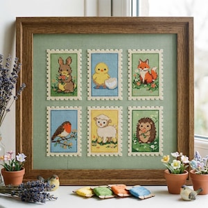 Puede incluir: Una obra de arte de punto de cruz enmarcada con seis diseños de sellos postales con temas de animales de primavera. Los sellos representan un conejo, un pollito, un zorro, un petirrojo, un cordero y un erizo, cada uno rodeado de elementos florales.