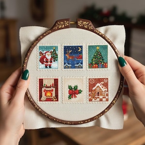 以下が含まれることがあります： クリスマスをテーマにした6つのデザインが施されたクロスステッチ刺繍枠。サンタクロース、トナカイが引くそり、クリスマスツリー、暖炉、赤いリボンが付いたヒイラギ、ジンジャーブレッドハウスのデザインが含まれています。木製の枠には装飾的な花の模様があります。