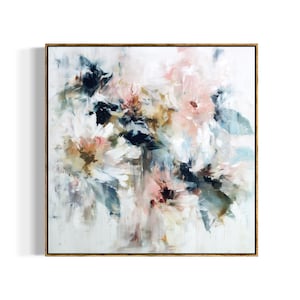 Pode incluir: Uma pintura em tela quadrada apresentando uma composição floral abstrata com pinceladas expressivas em tons de rosa suave, azul suave, azul marinho profundo e branco creme, dentro de uma moldura fina de madeira escura.