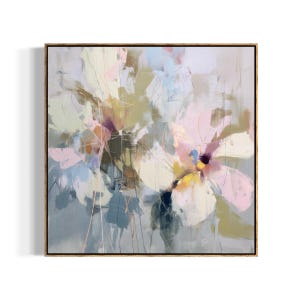 Peut inclure: Peinture florale abstraite dans un cadre doré. L'œuvre présente des couleurs pastel douces, notamment du rose, du jaune, du bleu et du vert, avec des coups de pinceau visibles. La composition évoque des fleurs délicates et des formes naturelles.