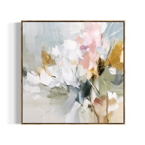 Op de afbeelding: Een vierkant abstract schilderij met gelaagde penseelstreken in tinten zachtroze, gedempt goud, saliegroen, wit en leigrijs. De compositie toont gemengde texturen en vloeiende, gebarende markeringen die een gevoel van diepte en beweging op het doek creëren, omlijst door een dunne, donkere houten rand.