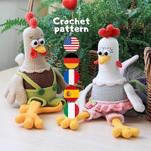 Op de afbeelding: Twee gehaakte kippenpoppen met grote ogen, rode kammen en gele voeten. De linker kip draagt een groene tuinbroek met knopen, terwijl de rechter kip een roze rokje met ruches draagt. De tekst Crochet pattern is bovenaan zichtbaar.