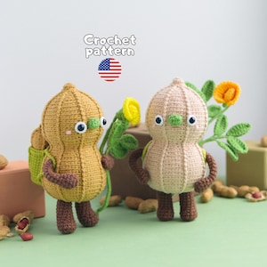 Puede incluir: Dos figuras de ganchillo con forma de cacahuete, extremidades marrón oscuro, mochilas verdes y ojos negros. Una es amarillo dorado, la otra beige claro. Cada una sostiene un tallo verde con una flor amarilla. Texto: Crochet pattern.