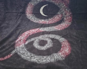 Handgemachte Fleece Decke – Schlangen & Mondphasen Design – Gothic Gothic Überwurf 48x59 – Cozy Dark Aesthetic Home Decor