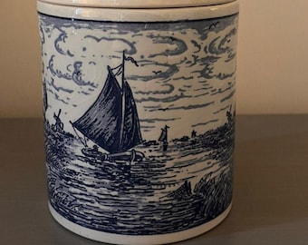Tarro vintage de cerámica azul de Delft con tapa – Escena de molino de viento holandés pintada a mano, cerámica de porcelana de los años 60