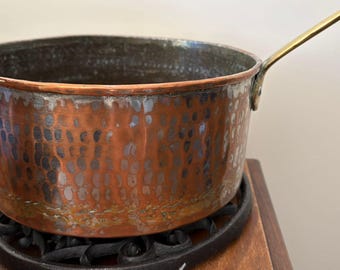 Vintage steelpan van gehamerd koper, messing handvat, blik gevoerd, decor boerderij keuken