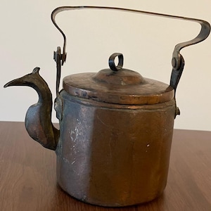 Antik kopparvattenkokare med fågelpip | Rustik handsmidd tekanna | Primitiv metallvaruhandel från tidigt 1900-tal