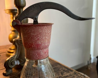 Lattiera vintage BEL Empire Jubilee degli anni '30, prodotta in Inghilterra, con coperchio rosso screziato, in vetro pressato, oggetto da collezione.