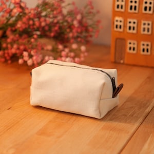 Personalisierte Reißverschlusstasche - Kleine Make-up-Baumwolltasche, Handgefertigte Kosmetiktasche, Mini Weiße Tasche mit gesticktem Namen