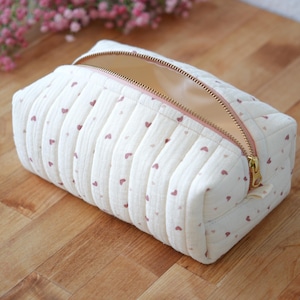 Quilted Waterproof Makeup Pouch – Handmade Cotton Toiletry Bag with Heart Print, Cream Lining, Gift for Her, Travel Organizer