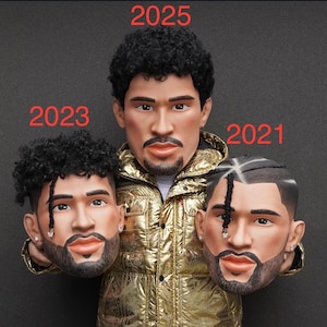 Op de afbeelding: Drie afbeeldingen van dezelfde persoon met verschillende kapsels, gelabeld met de jaren 2021, 2023 en 2025. De persoon draagt een gouden jas.