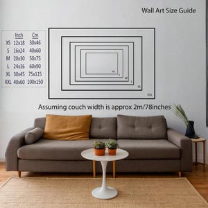 K&ouml;nnte beinhalten: Ein Wandkunst-Gr&ouml;&szlig;enleitfaden mit einem Sofa im Hintergrund. Der Leitfaden zeigt verschiedene Gr&ouml;&szlig;en von Wandkunst in Zoll und Zentimetern. Die Gr&ouml;&szlig;en sind XS, S, M, L, XL und XXL. Das Sofa ist grau mit einem braunen Kissen und einem wei&szlig;en Couchtisch mit zwei kleinen Pflanzen darauf.