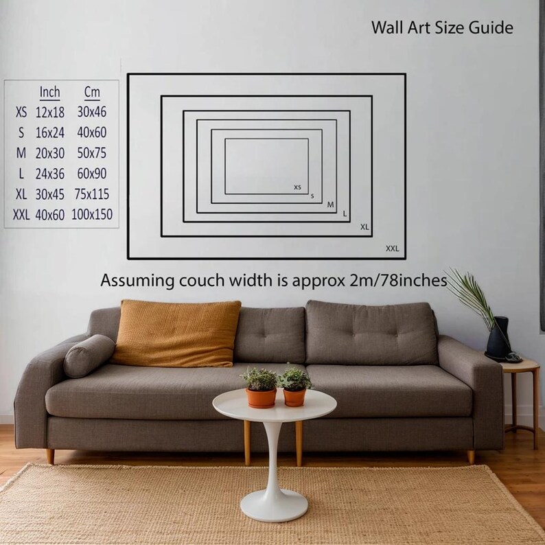 K&ouml;nnte beinhalten: Ein Wandkunst-Gr&ouml;&szlig;enleitfaden mit einem Sofa im Hintergrund. Der Leitfaden zeigt verschiedene Gr&ouml;&szlig;en von Wandkunst in Zoll und Zentimetern. Die Gr&ouml;&szlig;en sind XS, S, M, L, XL und XXL. Das Sofa ist grau mit einem braunen Kissen und einem wei&szlig;en Couchtisch mit zwei kleinen Pflanzen darauf.