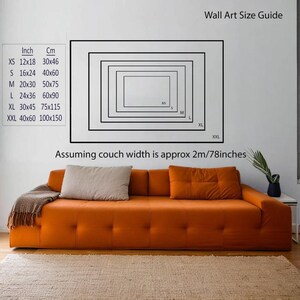 K&ouml;nnte beinhalten: Ein Leitfaden zur Auswahl der richtigen Gr&ouml;&szlig;e f&uuml;r Wandkunst in Ihrem Wohnzimmer, basierend auf der Breite Ihres Sofas. Der Leitfaden zeigt verschiedene Gr&ouml;&szlig;en von Wandkunst in Zoll und Zentimetern, mit Beschriftungen f&uuml;r XS, S, M, L, XL und XXL. Der Text "Assuming couch width is approx 2m/78inches" ist ebenfalls enthalten.