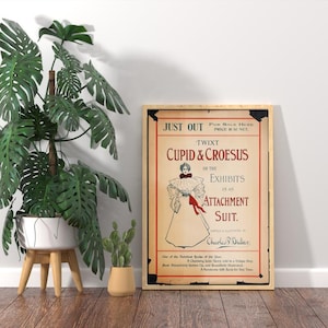 Könnte beinhalten: Ein gerahmtes Vintage-Werbeplakat für "Cupid & Croesus" mit einer Illustration einer Frau in einem Kleid. Das Plakat hat einen Used-Look mit rotem und schwarzem Text und wird in der Nähe einer Topfpflanze ausgestellt.