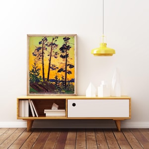 Pode incluir: Uma pintura de paisagem original em uma moldura de madeira. A obra de arte retrata árvores altas contra um céu amarelo e verde. A pintura é exibida em um armário de madeira de estilo moderno de meados do século com gavetas brancas. Uma luminária pendente amarela está pendurada acima.