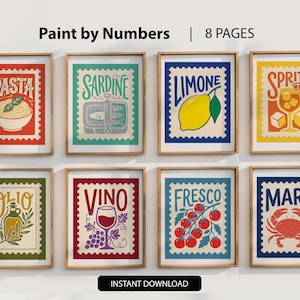 Op de afbeelding: Acht ingelijste kunstafdrukken met een vintage postzegelontwerp. Elke afdruk toont een ander voedsel of drankje, waaronder pasta, sardines, een citroen en een cocktail. De tekst "Paint by Numbers | 8 PAGES" staat bovenaan en "INSTANT DOWNLOAD" onderaan.