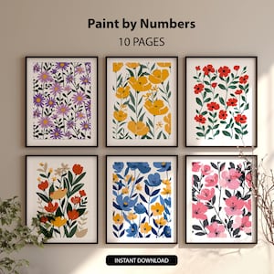 Op de afbeelding: Zes ingelijste bloemenkunstprints met zwarte frames. De prints tonen kleurrijke bloemen in verschillende ontwerpen, waaronder paarse madeliefjes, gele klaprozen en rode bloesems. De tekst "Paint by Numbers" en "10 PAGES" staat bovenaan. "INSTANT DOWNLOAD" staat onderaan.