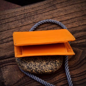 Portefeuille à trois volets en cuir de tauromachie - Fauve | 6 emplacements pour cartes, fenêtre d'identification, poche pour pièces de monnaie, section zippée, cadeau fait main