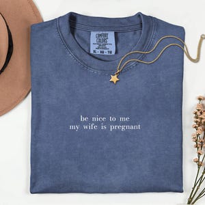 Camiseta "Seja Legal Comigo, Minha Esposa Está Grávida", Presente Engraçado para Futuro Papai, Camiseta para Novo Papai, Presente de Aniversário para Marido, Camiseta para o Futuro Papai, Revelação da Gravidez