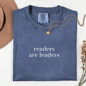 Camiseta "Los lectores son líderes", regalo divertido para amantes de los libros, camiseta de lectura, regalo para bibliotecarios, camiseta para ratones de biblioteca, regalo para profesores de inglés, camiseta literaria