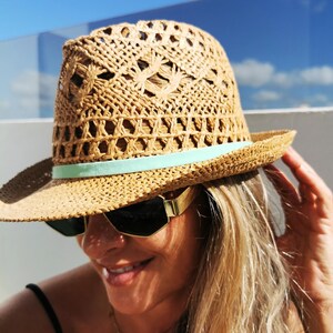 op maat gemaakte gehaakte fedora-hoed van stro, festivaloutfit in kuststijl voor de zomer