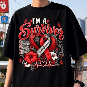 Könnte beinhalten: Ein schwarzes T-Shirt mit einem Grafikdesign, das den Text I'M A SURVIVOR und Stroke Awareness auf einem Band zeigt. Das Design enthält rote und weiße Hibiskusblüten, ein Herz, Schmetterlinge und eine Liste von Wörtern: STRONGER, BRAVER, WISER, KINDER, STILL HERE.