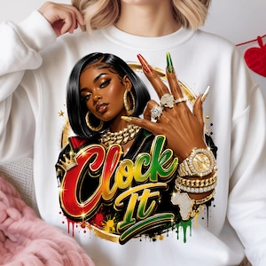 Puede incluir: Sudadera blanca con un gráfico de una mujer con joyas de oro, uñas largas y el texto "Clock It" en rojo, verde y amarillo. El diseño incluye una corona y detalles dorados, con una chaqueta negra.