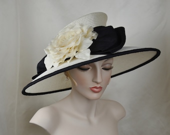 Ivory Parasisal Stroh Kentucky Derby Hut, schwarze Seidenschleife, breite Krempe Couture Hut