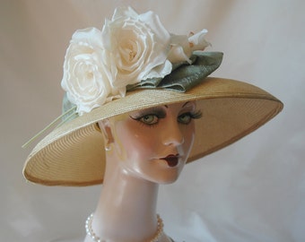 Handgemachter Kentucky Derby Hut aus Honigstroh, Seidenrosen Couture