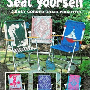 Könnte beinhalten: Ein Softcover-Buch mit dem Titel Seat Yourself 12 Easy Corded Chair Projects von Grace Publications. Das Cover zeigt sechs Klappstühle mit Metallrahmen und Sitzen aus geflochtener Kordel, die verschiedene Muster wie Golfspieler zeigen.